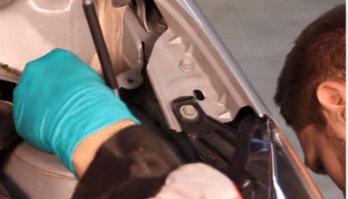 Video: Aygo, C1 and 107 shock absorber and spring fitting