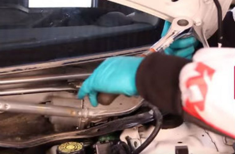 Video: fitting the front shock absorbers to a Toyota Yaris II