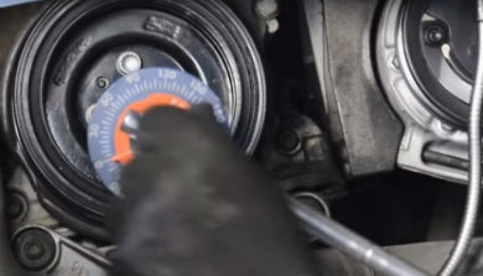 Video: why you should fit new bolts with torsional damper pulleys