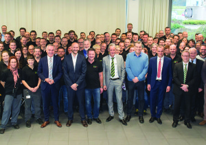 Teamwork and excellent co-operation between development and production ensure the success story of Schaeffler’s CVT chain. Norbert Indlekofer, CEO Automotive of Schaeffler AG (third from left), together with Matthias Zink (first row, second from right), Vice President of Schaeffler’s Transmission Systems business division, congratulated the team on the production of the 10 millionth CVT chain in Bühl.