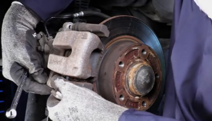 Video: How to remove and fit rear discs with integrated bearings