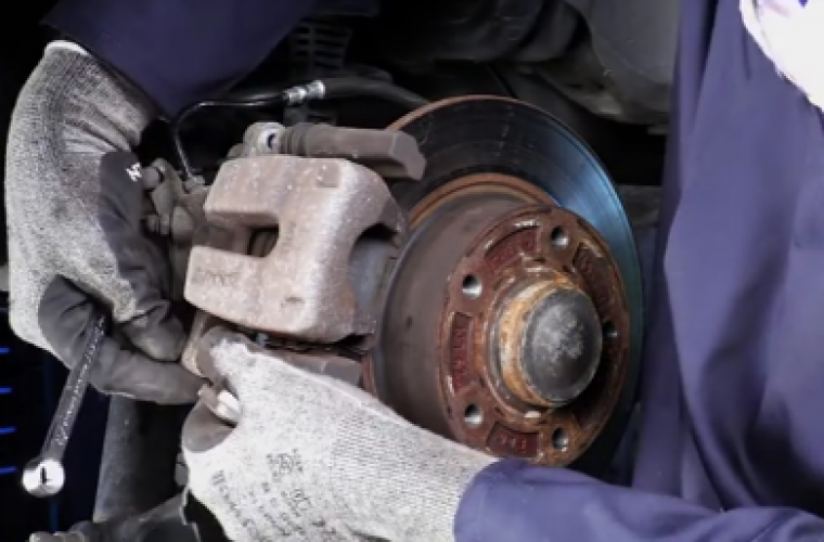 Video: How to remove and fit rear discs with integrated bearings