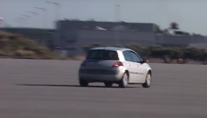 Video: Swerving car demonstrates the difference between worn and new shocks