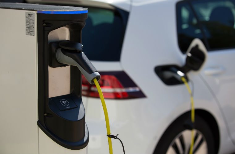 Electric vehicle charge points to be made mandatory at large petrol retailers