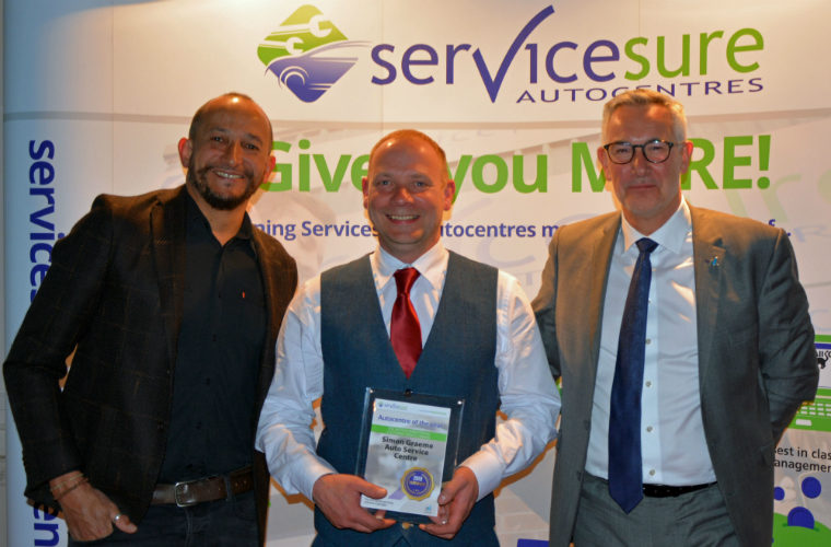 The Motor Ombudsman honours garage by presenting it with prestigious award