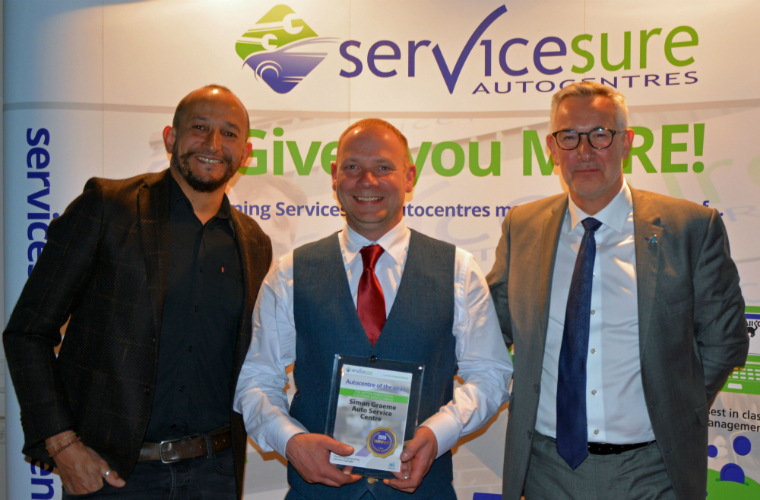 The Motor Ombudsman honours garage by presenting it with prestigious