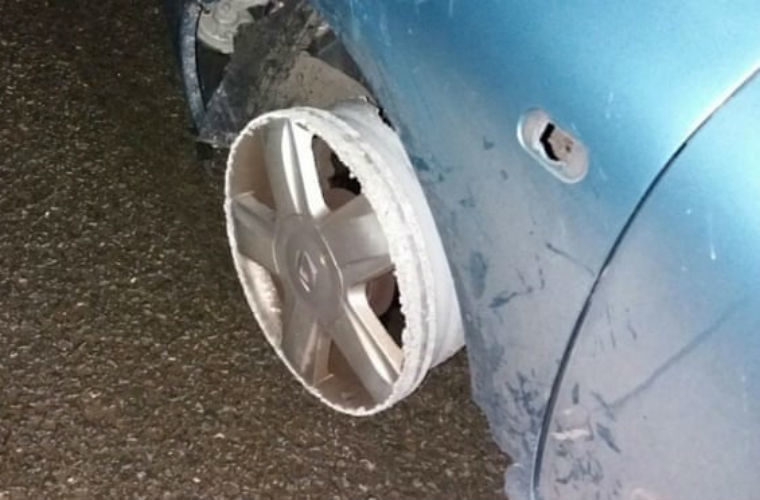 Car driving without front tyres stopped by police