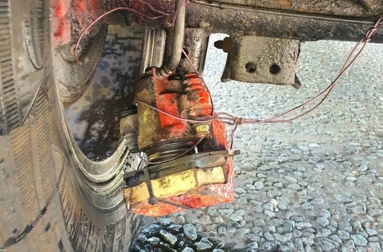 Police stop car with bodged brake caliper dangling off