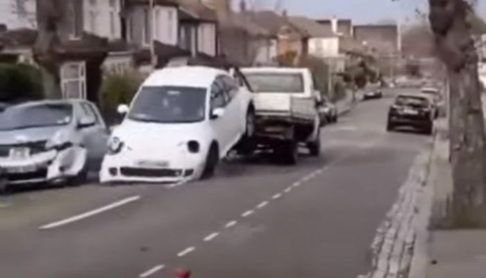 Watch: Thieves in makeshift tow truck caught stealing Beetle