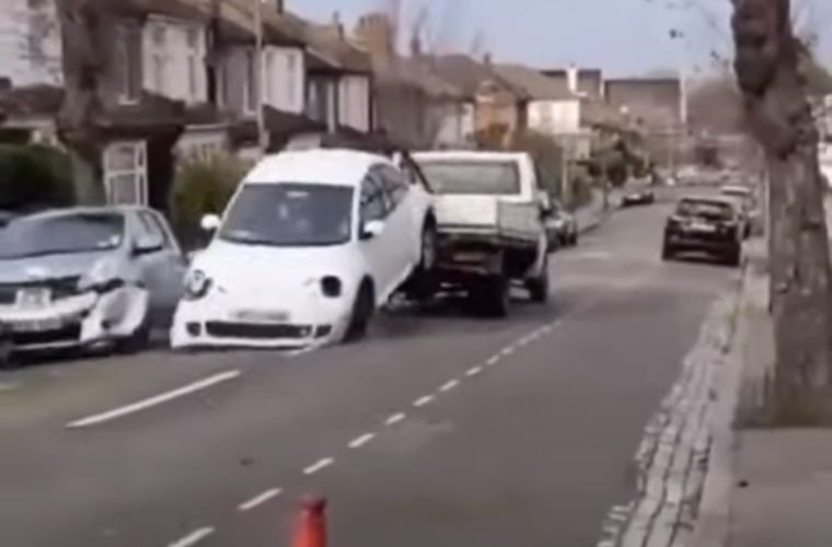 Watch: Thieves in makeshift tow truck caught stealing Beetle