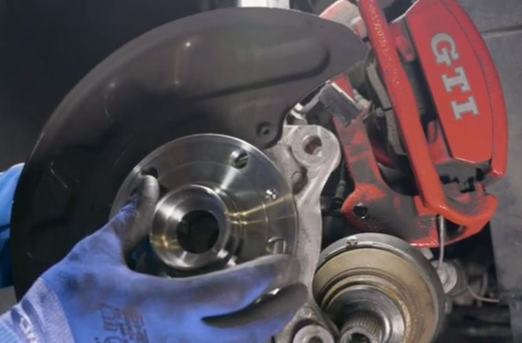Video guide: Volkswagen Golf VII wheel bearing installation