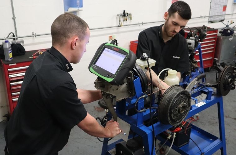 Kwik Fit to expand apprenticeship scheme for 2022 and recruit 300 new apprentices