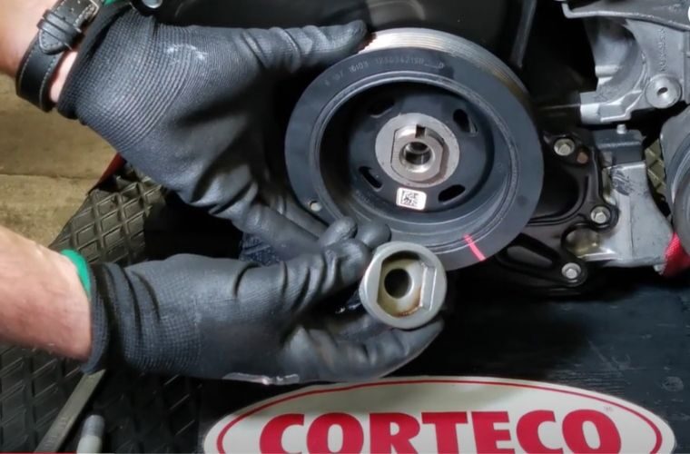 Watch: How to replace diesel engine R9M crankshaft oil seal distribution and gearbox side