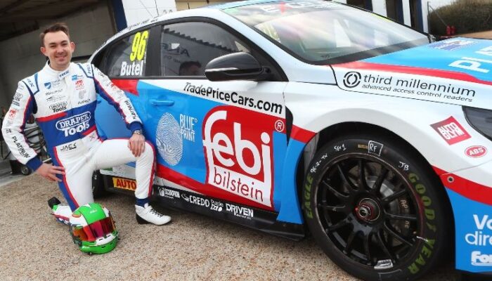 Blue Print and Febi-sponsored Butel fights through pack at Oulton Park