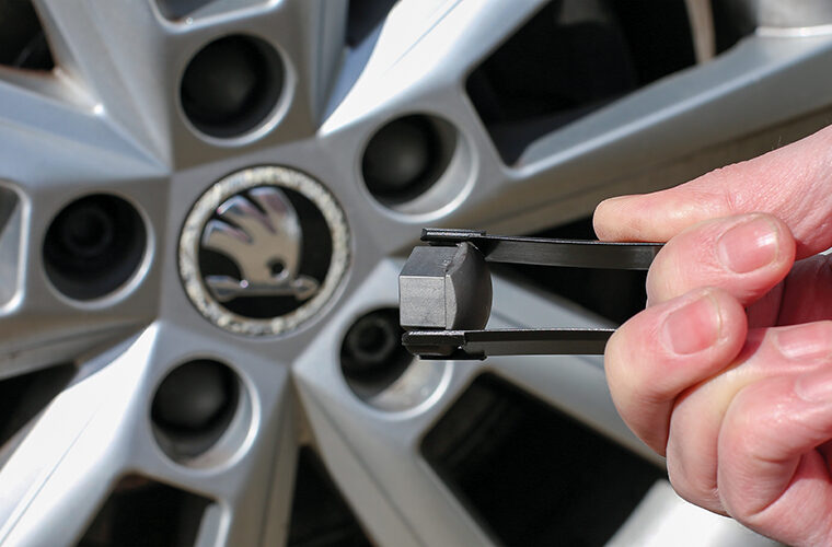 Remove VW Group bolt covers quickly and easy without damaging the wheel