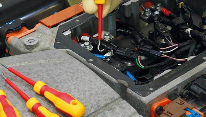 New insulated hook and pick set for live circuits